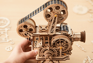 激光切割木質(zhì)放映機(jī)，那抹不去的兒時(shí)記憶